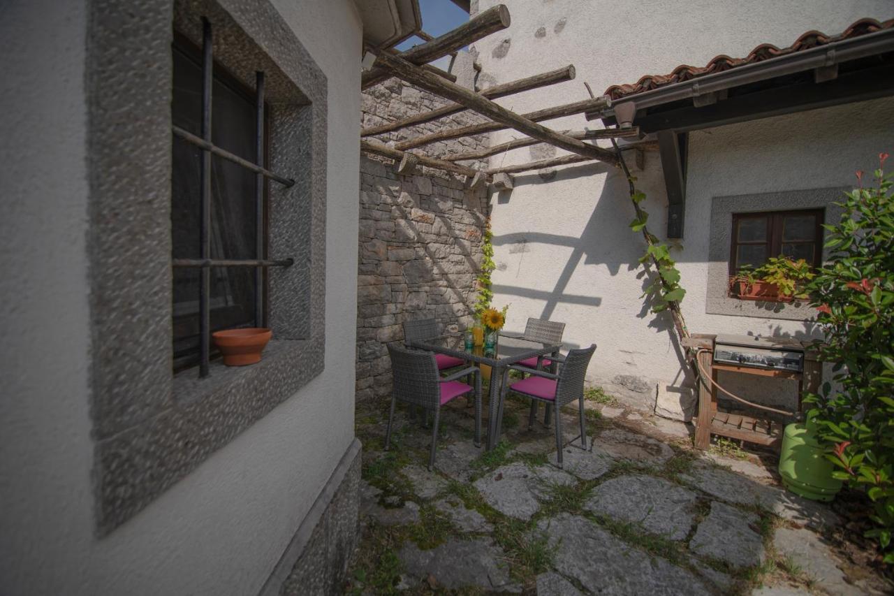 Tmbin's barn Villa Sezana Bagian luar foto