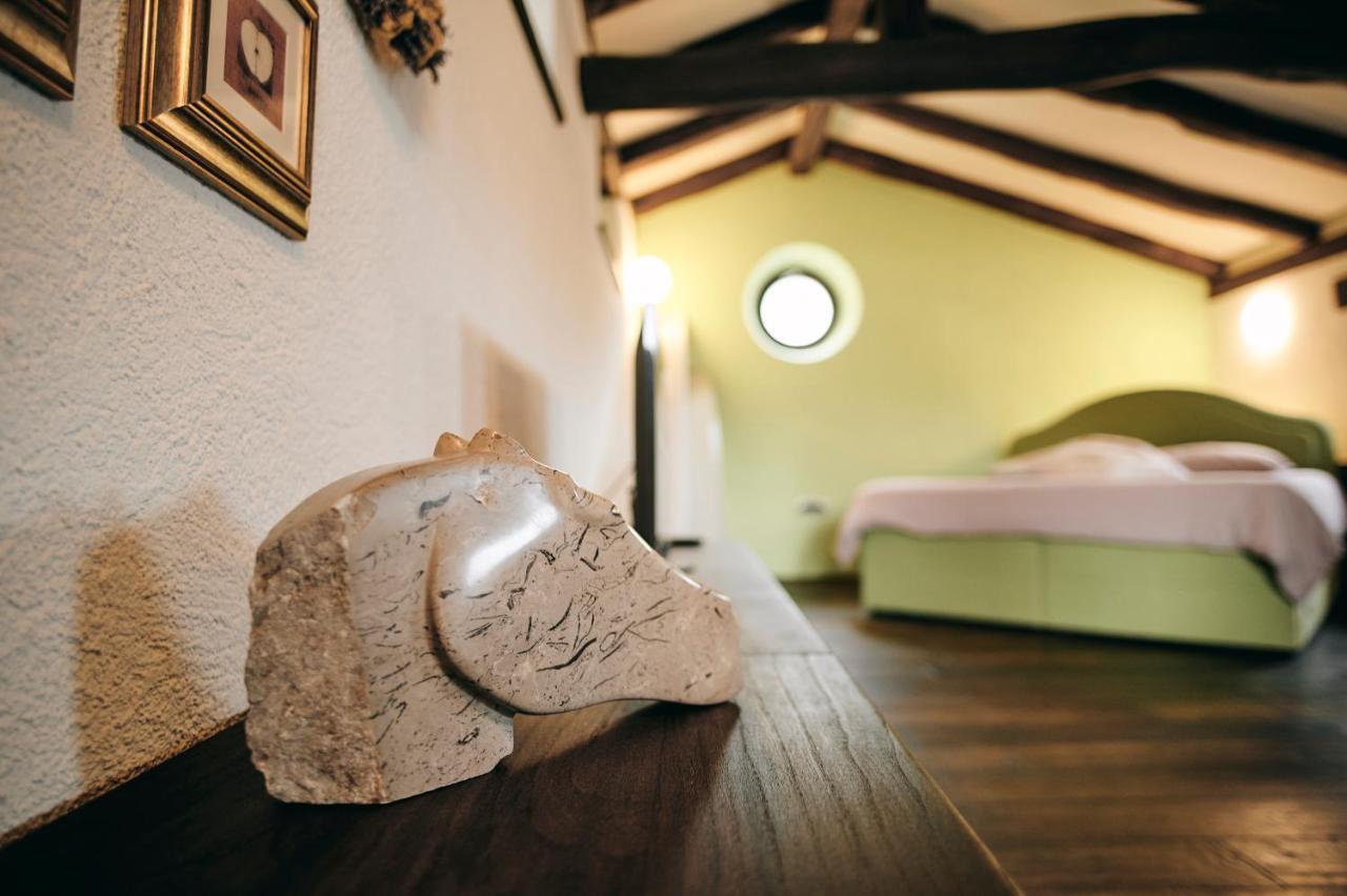 Tmbin's barn Villa Sezana Bagian luar foto