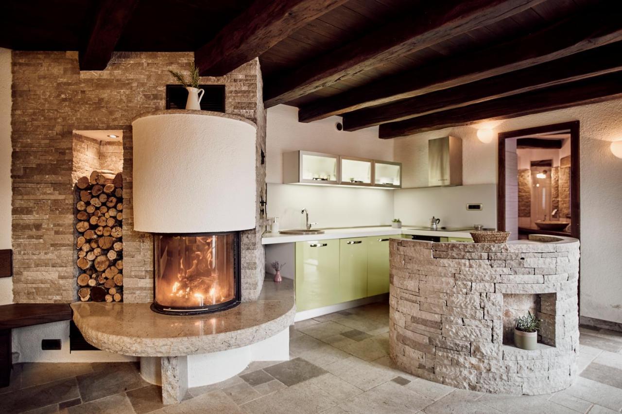 Tmbin's barn Villa Sezana Bagian luar foto