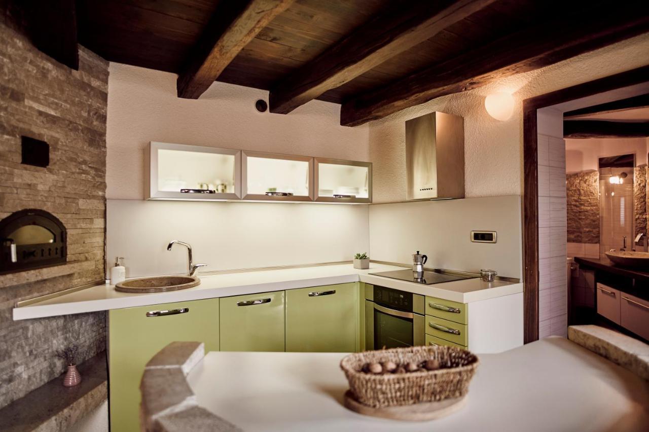 Tmbin's barn Villa Sezana Bagian luar foto