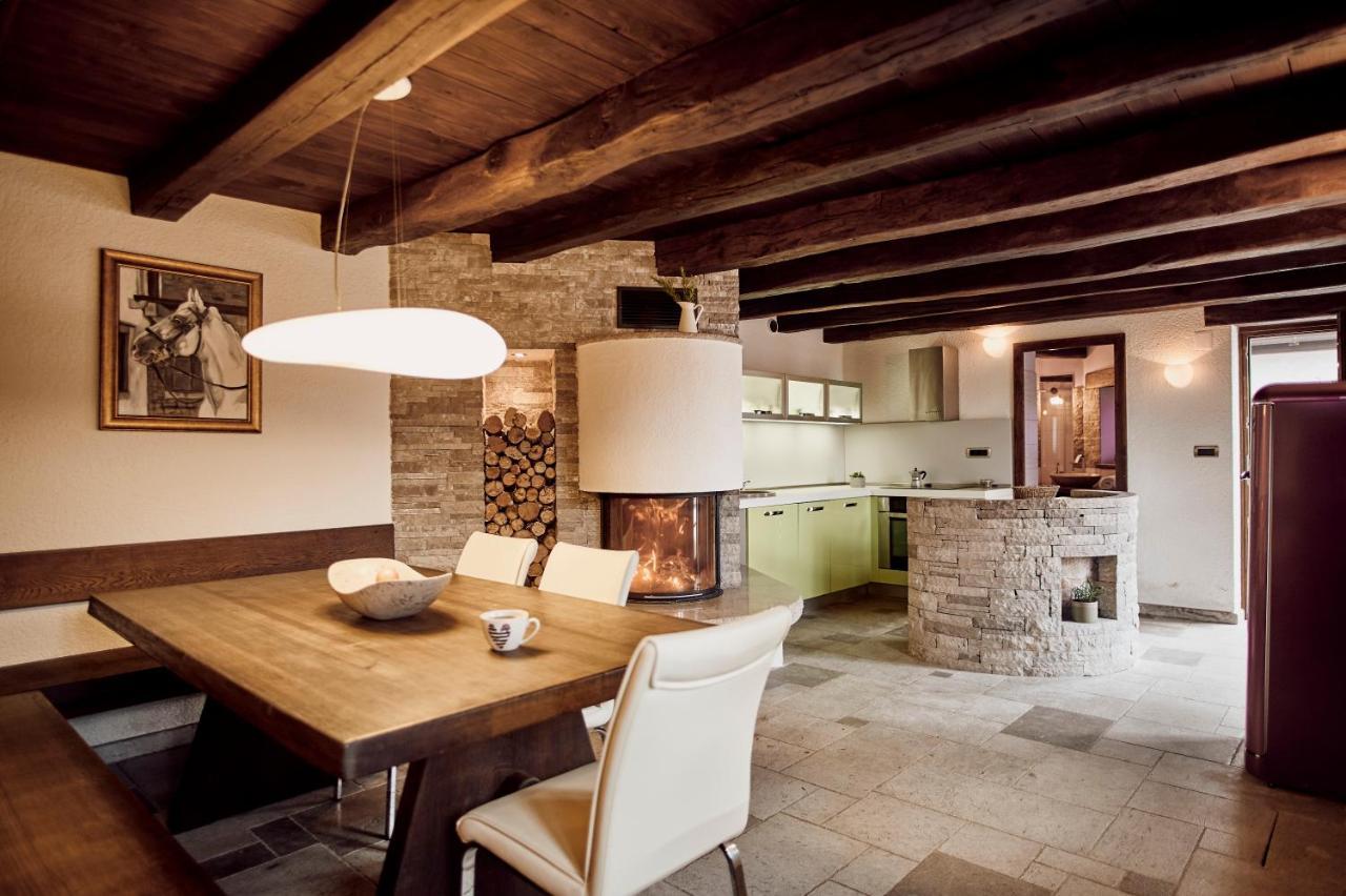 Tmbin's barn Villa Sezana Bagian luar foto